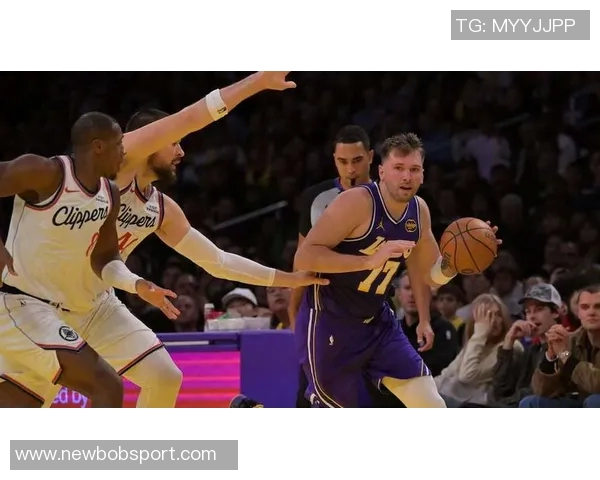 东契奇首节表现出色攻防兼备轻松拿下10分4板2助正负值高达6 东契奇首节表现出色攻防兼备轻松拿下10分4板2助正负值高达6